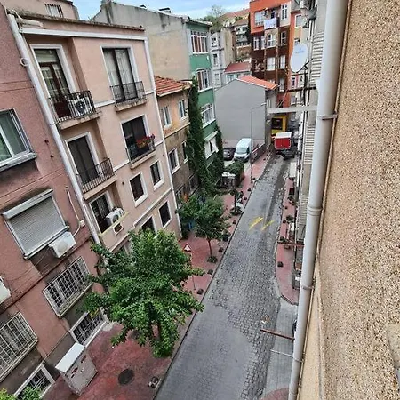 Comfortable Apt. Very Good Location 2 Bedroom