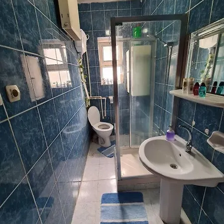 Comfortable Apt. Very Good Location 2 Bedroom Apartament Stambuł