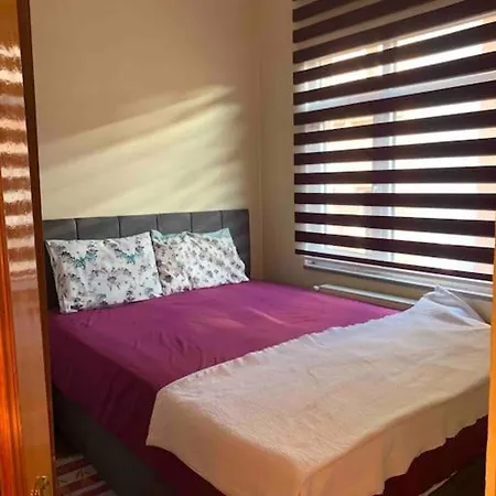 Comfortable Apt. Very Good Location 2 Bedroom